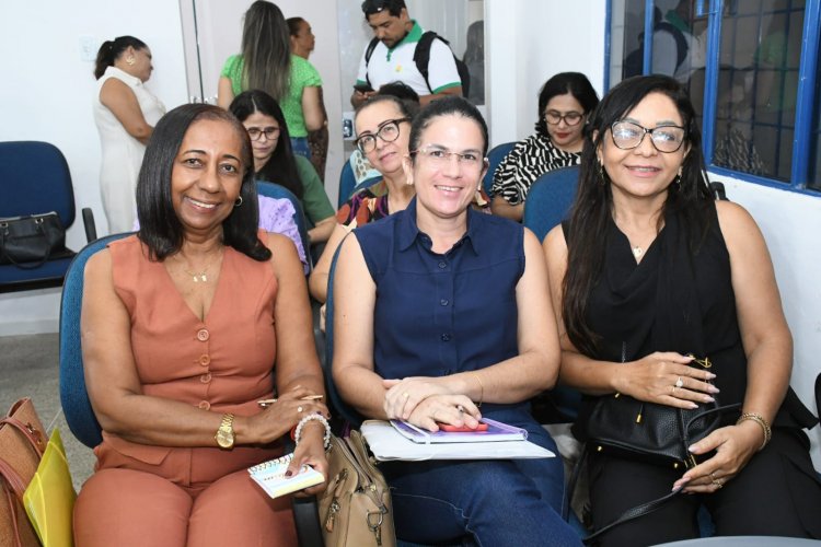 Educação de Floriano apresenta novo fardamento escolar e assina contrato com empresa que vai confeccionar os uniformes