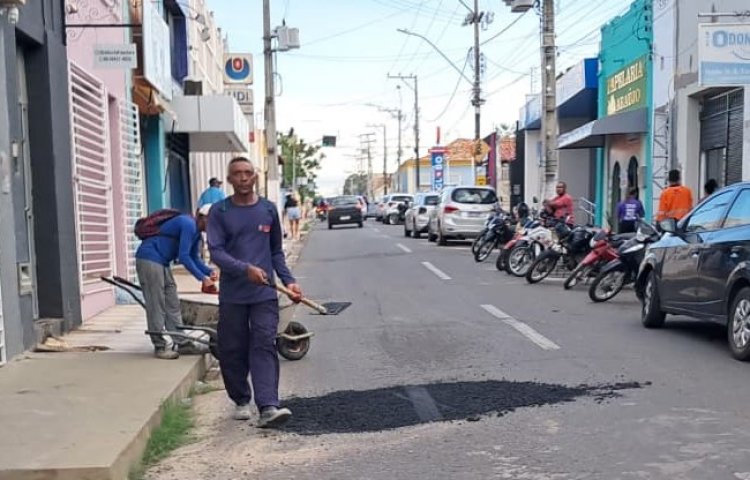 Prefeitura executa operação Tapa-buracos em 13 bairros de Floriano no mês de janeiro