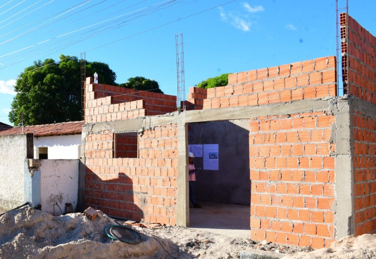 Equipe da Prefeitura de Floriano acompanha obras de reforma e ampliação em UBSs e escolas municipais