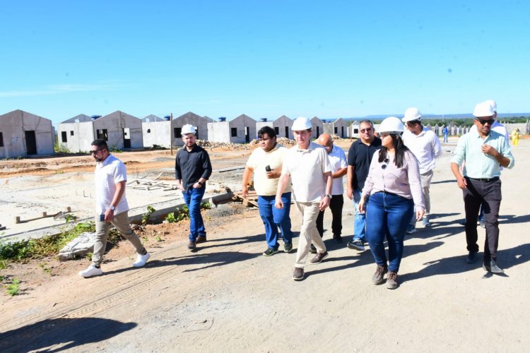 Prefeitura de Floriano visita às obras do programa Minha Casa, Minha Vida no loteamento Bom Jardim