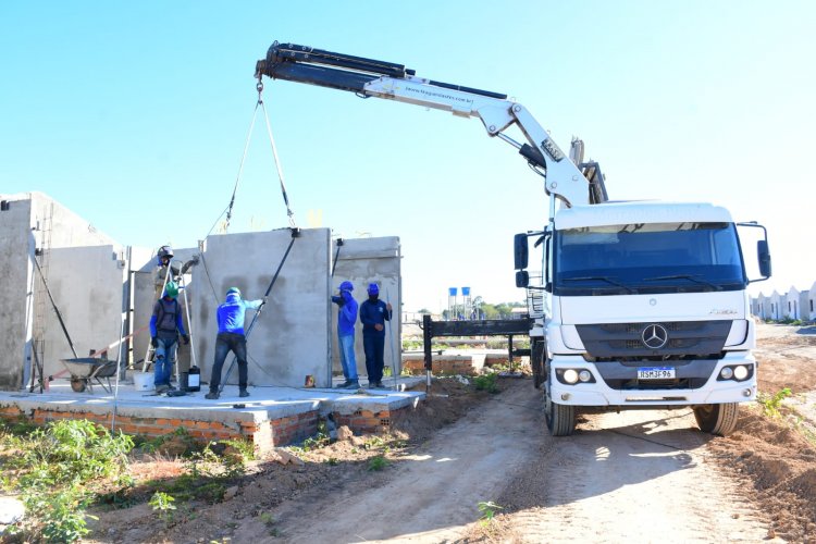 Prefeitura de Floriano visita às obras do programa Minha Casa, Minha Vida no loteamento Bom Jardim