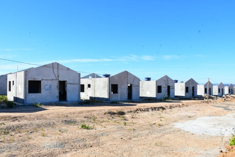 Prefeitura de Floriano visita às obras do programa Minha Casa, Minha Vida no loteamento Bom Jardim