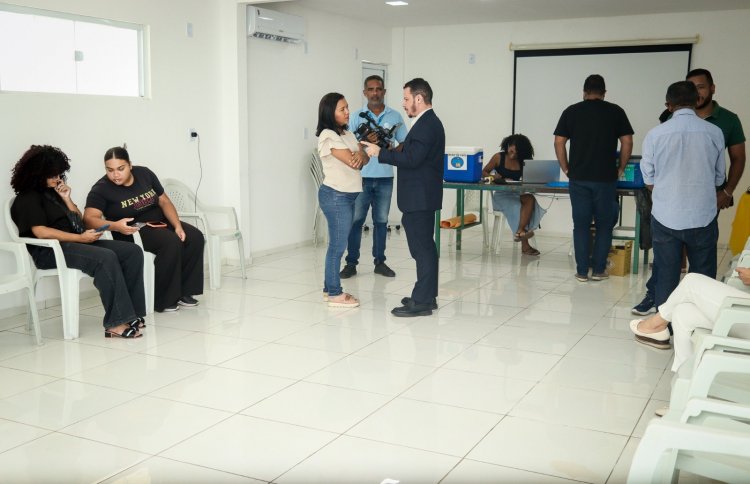 Dia Nacional de Imunização: Prefeitura de Floriano atualiza carteira vacinal dos profissionais da imprensa