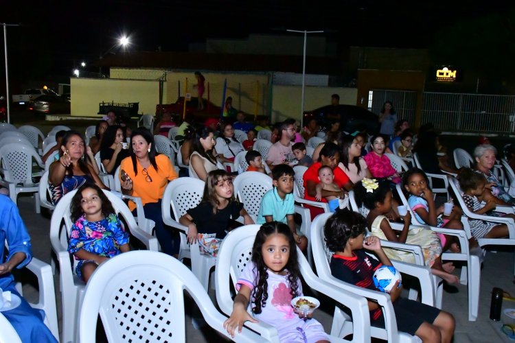 Prefeitura de Floriano promove abertura do projeto ‘Cine Social para Todos’ na praça da Bandeira 