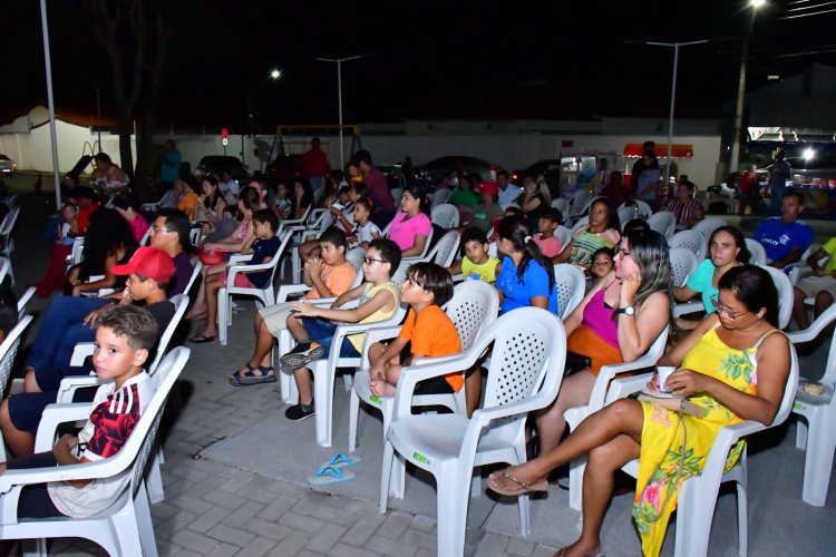 Prefeitura de Floriano promove abertura do projeto ‘Cine Social para Todos’ na praça da Bandeira 