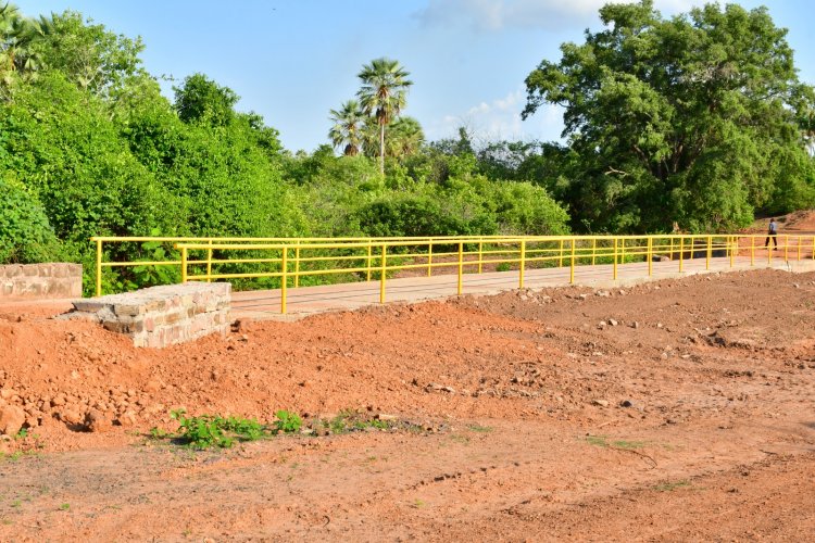 Prefeitura de Floriano entrega passagem molhada da localidade Rio Branco