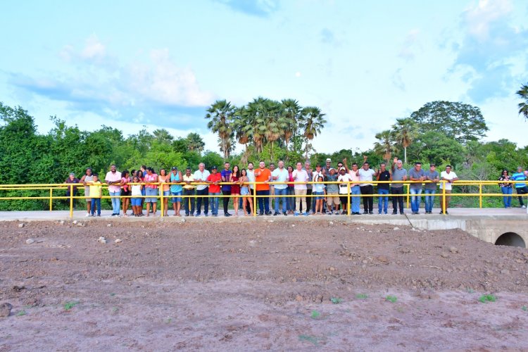 Prefeitura de Floriano entrega passagem molhada da localidade Rio Branco