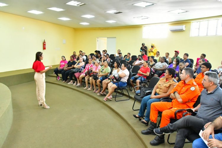 Prefeitura de Floriano reúne barraqueiros para tratar sobre o Carnaval 2025