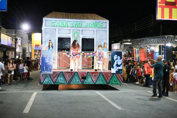 Carnaval de Floriano: escolas de samba brilham na Avenida Getúlio Vargas