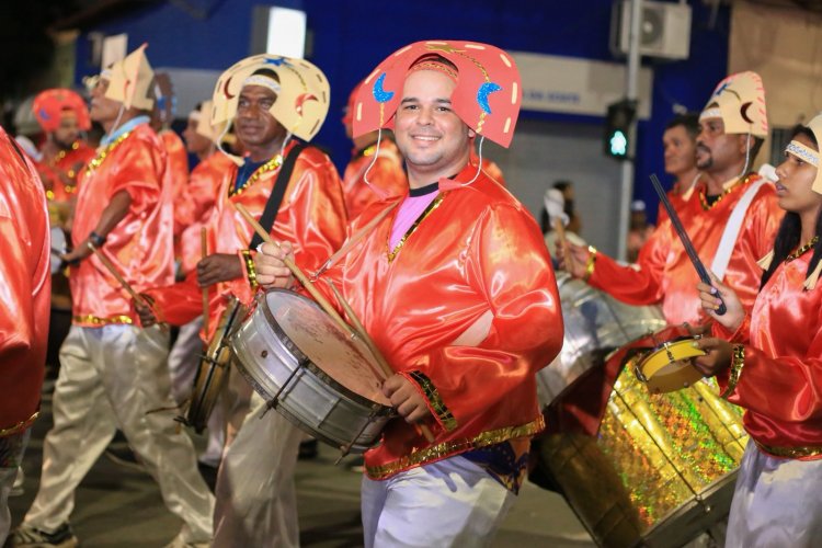 Carnaval de Floriano: escolas de samba brilham na Avenida Getúlio Vargas