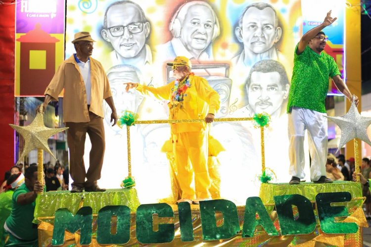 Carnaval de Floriano: escolas de samba brilham na Avenida Getúlio Vargas