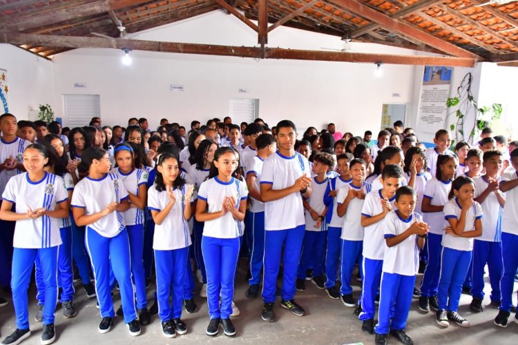 Prefeitura de Floriano entrega livros didáticos para alunos da rede municipal de ensino