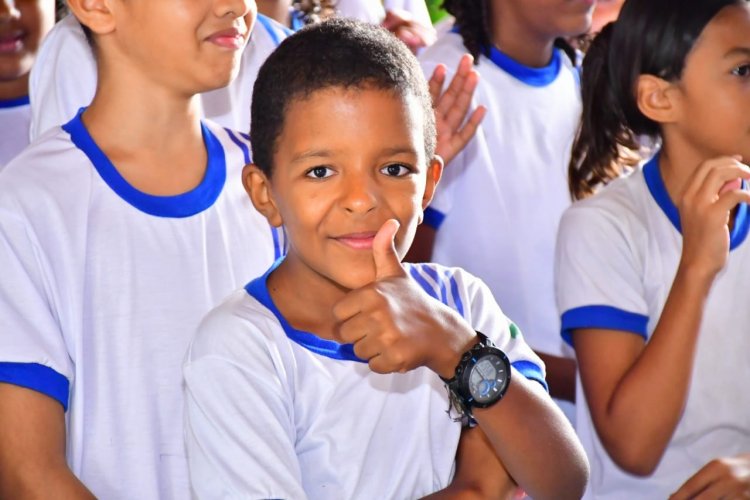 Prefeitura de Floriano entrega livros didáticos para alunos da rede municipal de ensino