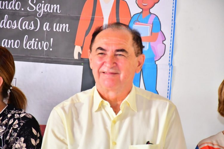 Prefeitura de Floriano entrega livros didáticos para alunos da rede municipal de ensino