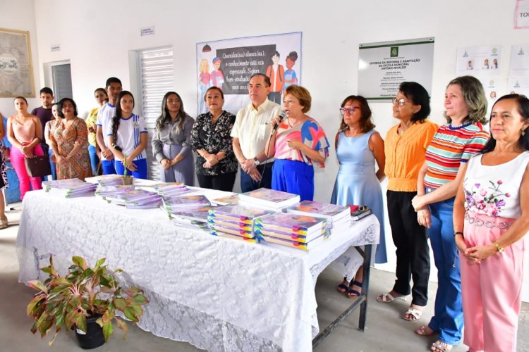 Prefeitura de Floriano entrega livros didáticos para alunos da rede municipal de ensino