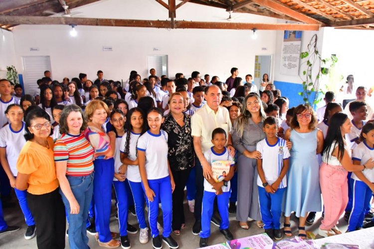 Prefeitura de Floriano entrega livros didáticos para alunos da rede municipal de ensino