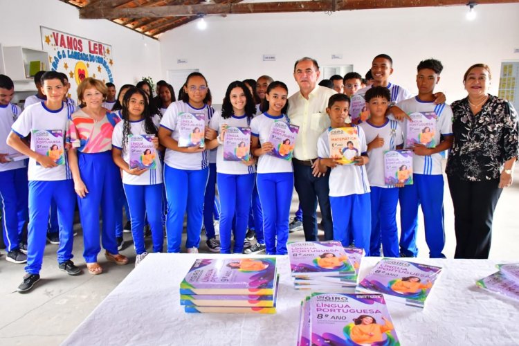 Prefeitura de Floriano entrega livros didáticos para alunos da rede municipal de ensino