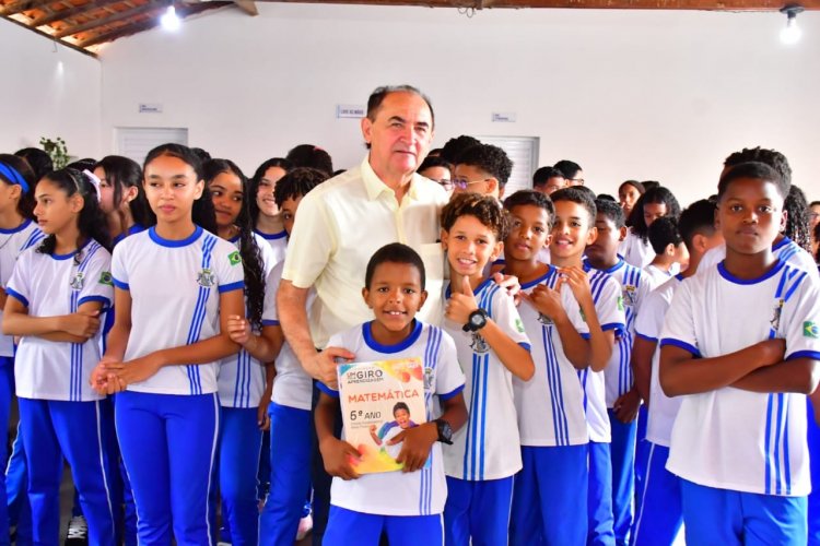 Prefeitura de Floriano entrega livros didáticos para alunos da rede municipal de ensino