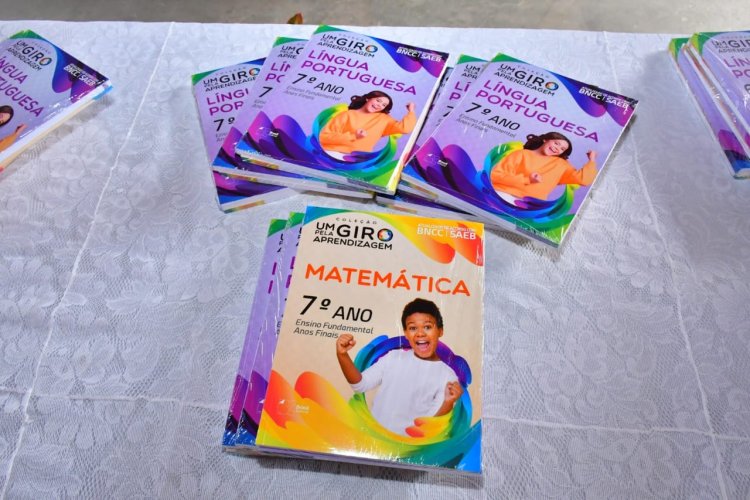 Prefeitura de Floriano entrega livros didáticos para alunos da rede municipal de ensino