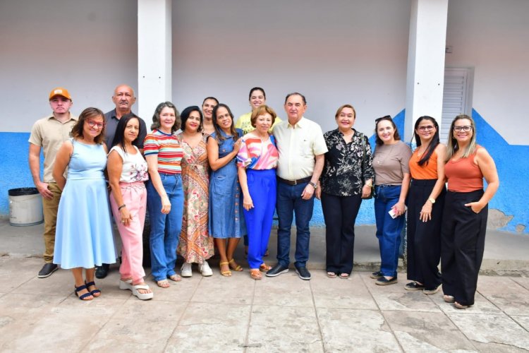 Prefeitura de Floriano entrega livros didáticos para alunos da rede municipal de ensino