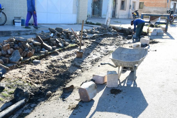 Prefeitura de Floriano realizou 'Operação Tapa-Buracos' em onze bairros da cidade no mês de maio