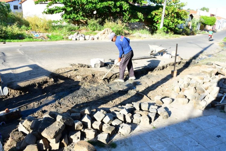 Prefeitura de Floriano realizou 'Operação Tapa-Buracos' em onze bairros da cidade no mês de maio