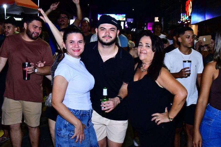 Arrastão com Durval Lelys marca estreia da folia de carnaval em Floriano 