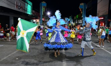 Desfile das Escolas de Samba encanta público na Avenida Getúlio Vargas