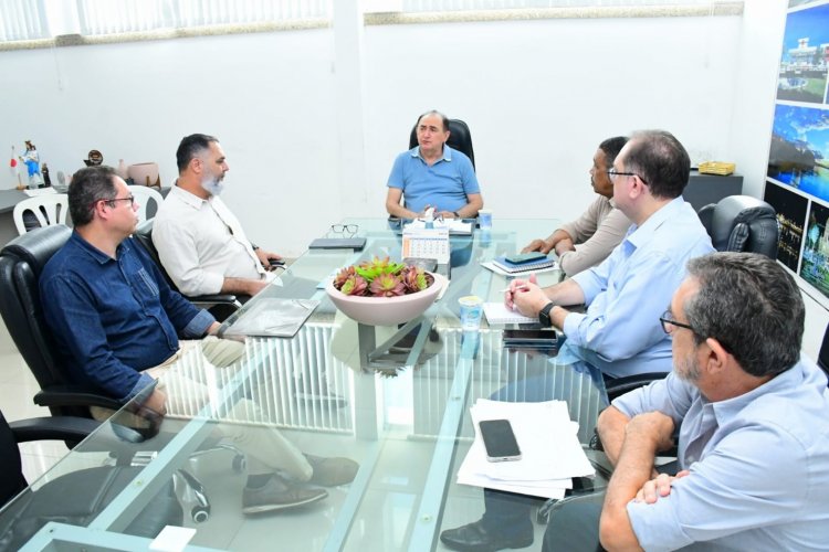 Prefeitura de Floriano se reúne com Águas do Piauí para tratar sobre vazamentos na rede de esgoto