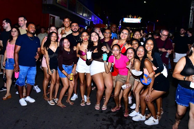 Dany Melody arrasta multidão e agita o Carnaval de Floriano neste sábado (14)
