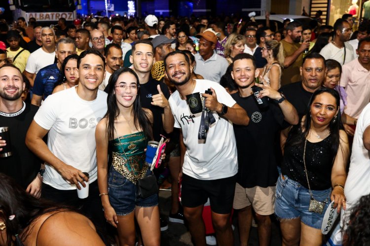 Dany Melody arrasta multidão e agita o Carnaval de Floriano neste sábado (14)