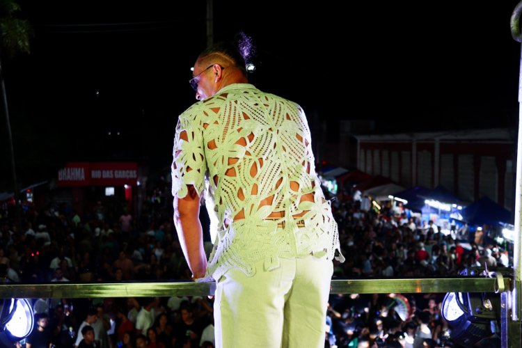 Dany Melody arrasta multidão e agita o Carnaval de Floriano neste sábado (14)