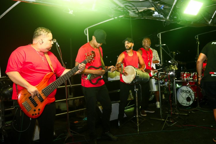 Dany Melody arrasta multidão e agita o Carnaval de Floriano neste sábado (14)
