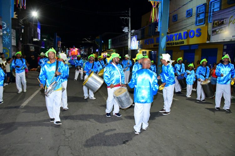 Desfile das Escolas de Samba encanta público na Avenida Getúlio Vargas