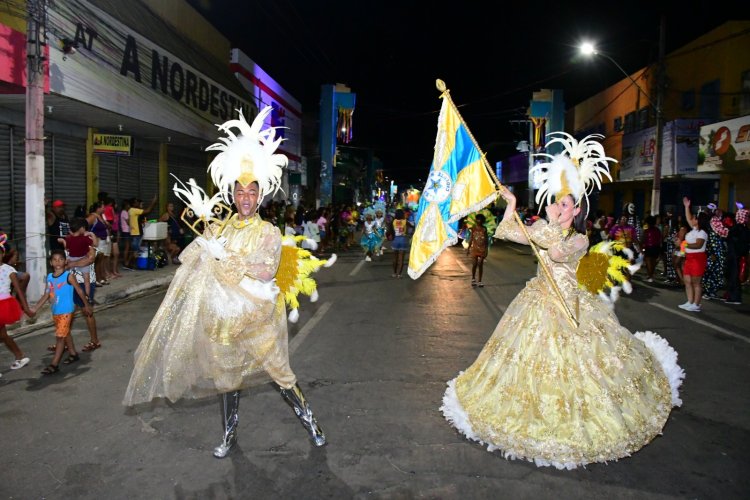 Desfile das Escolas de Samba encanta público na Avenida Getúlio Vargas