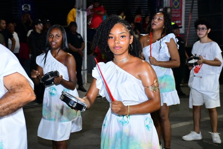 Desfile das Escolas de Samba encanta público na Avenida Getúlio Vargas