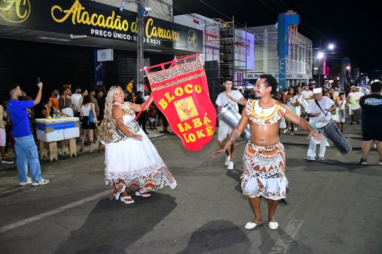 Desfile das Escolas de Samba encanta público na Avenida Getúlio Vargas