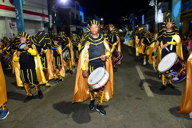 Desfile das Escolas de Samba encanta público na Avenida Getúlio Vargas