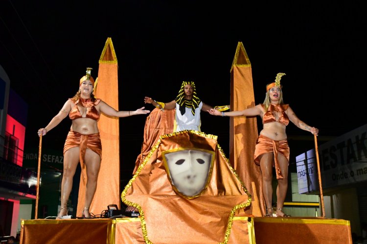 Desfile das Escolas de Samba encanta público na Avenida Getúlio Vargas