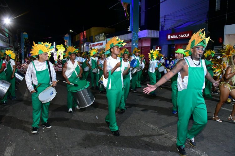 Desfile das Escolas de Samba encanta público na Avenida Getúlio Vargas