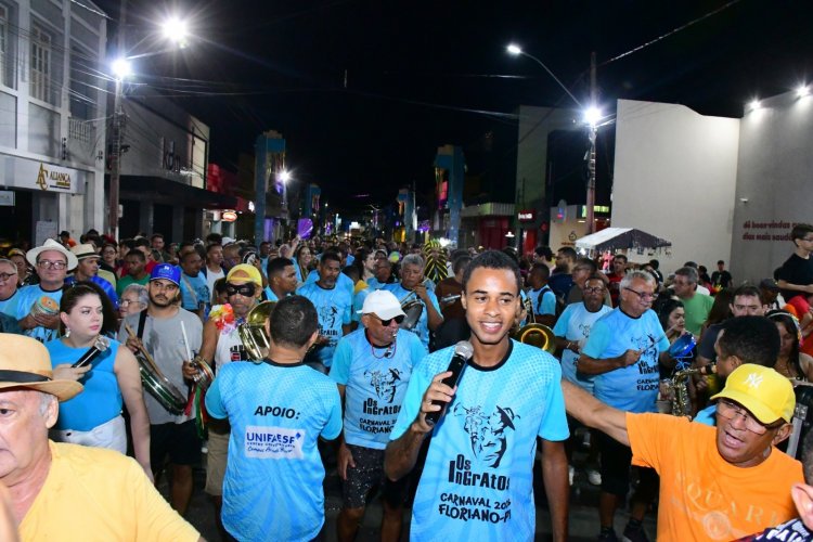 Desfile das Escolas de Samba encanta público na Avenida Getúlio Vargas