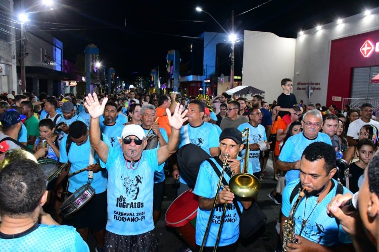 Desfile das Escolas de Samba encanta público na Avenida Getúlio Vargas