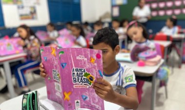 Prefeitura de Floriano realiza entrega de livros para alunos da rede municipal