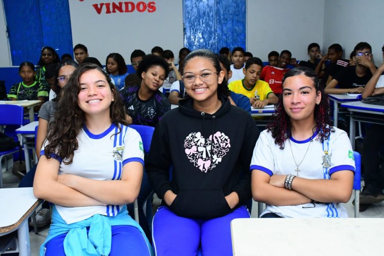 Ação do Selo UNICEF leva orientação sobre gravidez na adolescência e atualização vacinal à Escola Padre Pedro Oliveira