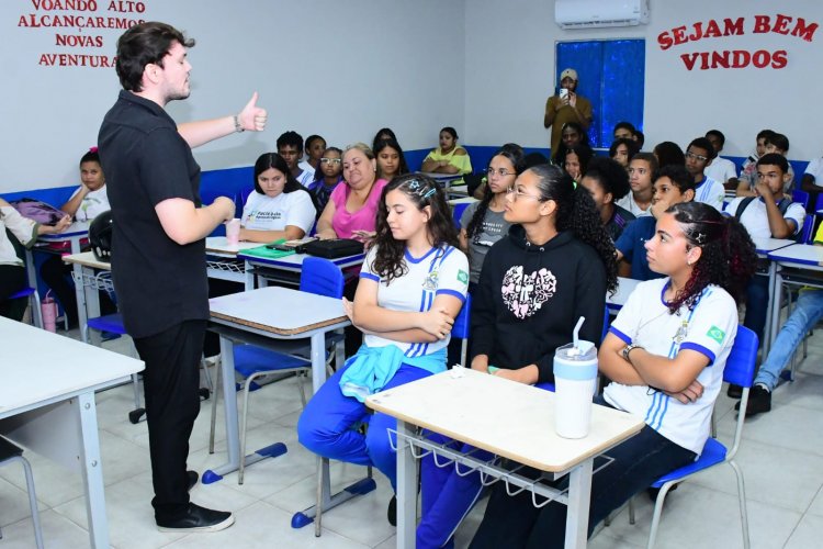 Ação do Selo UNICEF leva orientação sobre gravidez na adolescência e atualização vacinal à Escola Padre Pedro Oliveira